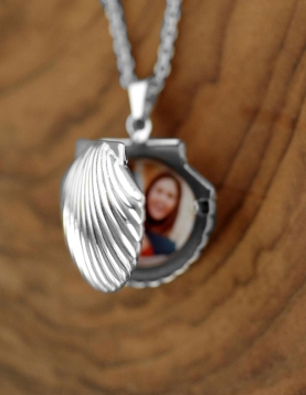 Midye Kabuğu Kapaklı Kolye Resimli Midye Kabuğu Kapaklı Kolye Resimli